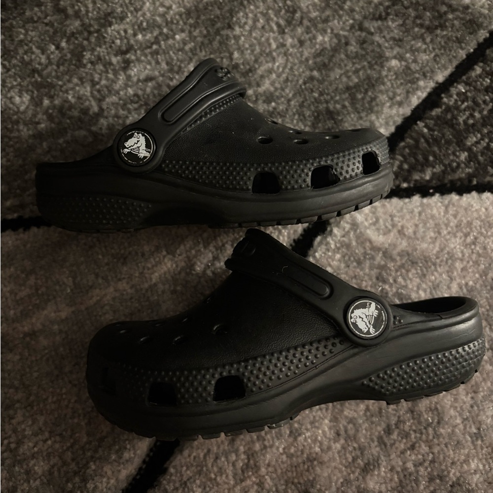 KIDS BLACK CROCS